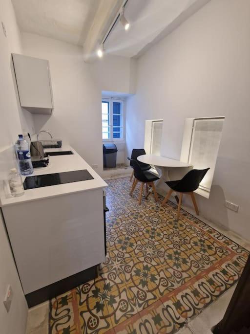 No 60, 2Nd Floor, Centrally Located, Fully Equipped Studio Apt Il-Furjana Exteriör bild