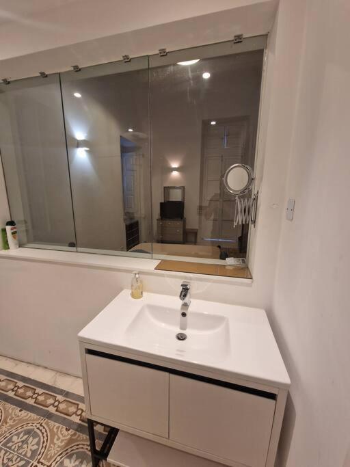 No 60, 2Nd Floor, Centrally Located, Fully Equipped Studio Apt Il-Furjana Exteriör bild